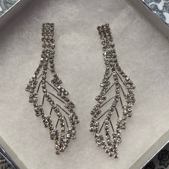 ⬇️ Leaf shaped rhinestone earrings - Picture 2 of 6